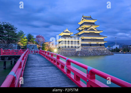 Il Castello Matsumoto in notturna a Nagano perfecture, Giappone. Foto Stock