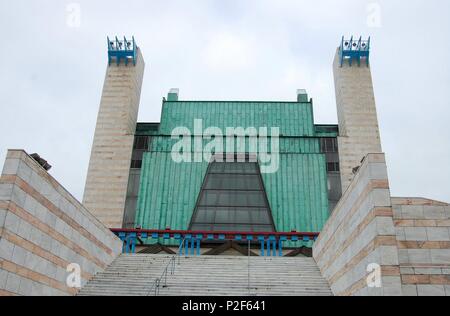 Palacio de festivales y Congresos de Cantabria construido por el arquitecto Sáenz de Oiza en 1985, dique de Gamazo, Santander. Foto Stock