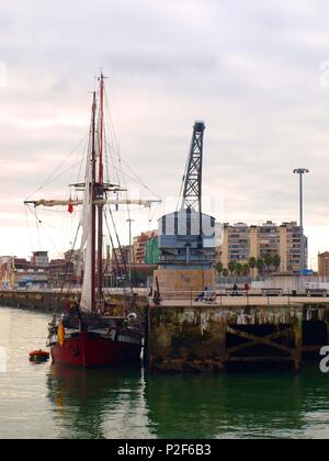 Grua de Piedra, en el embarcadero o antigua aduana, cerca de los jardines Pereda, Santander. Foto Stock