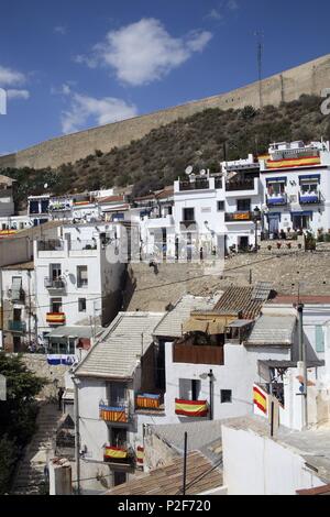 Spagna - Valencia regione autonoma - L'Alacantí (distretto) - Alicante. Alicante (capitale);l Barrio de Santa Cruz y murallas. Foto Stock