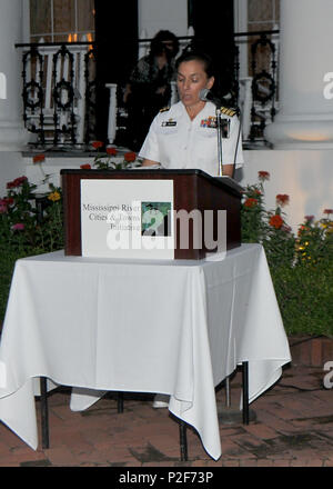 160913-N-VN349-050 NATCHEZ, Miss. (Sett. 13, 2016) Capt. Lore Aguayo, commander, venti seconda costruzione navale reggimento parla al fiume Mississippi città e città Iniziativa di accoglienza di benvenuto in Natchez. Navy settimana Natchez, parte della città di anno-lungo, tricentennial celebrazione, sarà vetrina di Stati Uniti Navy e dare alla popolazione locale una maggiore comprensione delle funzionalità di America's sea service. (U.S. Navy foto di MCC(Configurazione guidata impostazioni di sicurezza/SW) Jeffrey J. Pierce / rilasciato) Foto Stock