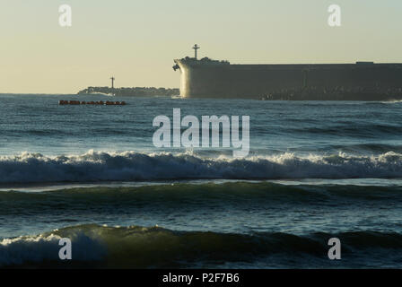 Durban, KwaZulu-Natal, Sud Africa,la mattina presto il sole riflette la prua della nave Eibhlin Panama di lasciare il porto di Durban Foto Stock