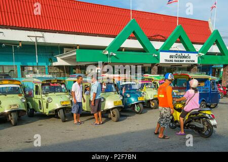 Thailandia, Trang, tuktuks (taxi locali) di fronte alla stazione ferroviaria Foto Stock