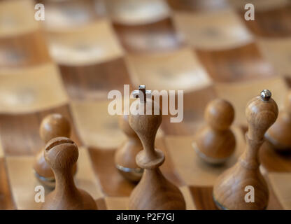 In legno intagliato scacchi con focus su king Foto Stock