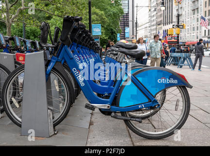 Fila di blu brillante di biciclette in Citi bike sharing Foto Stock