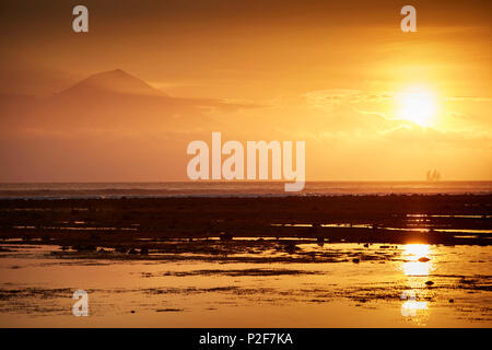 Tramonto, Vista di Bali e del vulcano Agung e Batur, Gili Trawangan, Lombok, Indonesia Foto Stock