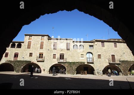 Spagna - Catalogna - Baix Empordá (distretto) - Gerona. A Monells; Plaza Porticada. Foto Stock