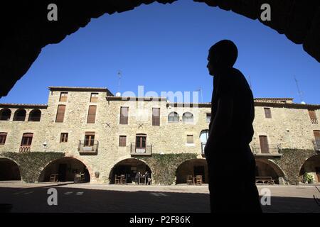 Spagna - Catalogna - Baix Empordá (distretto) - Gerona. A Monells; Plaza Porticada. Foto Stock