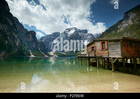 Lago di Braies, Alta Pusteria, Alto Adige, Italia Foto Stock