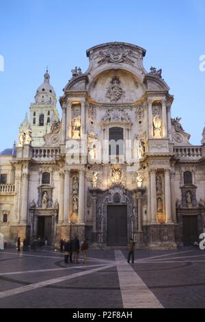 Spagna - La Huerta de Murcia (distretto) - Murcia. Murcia (capitale); plaza del Cardenal Belluga y Catedral. Foto Stock