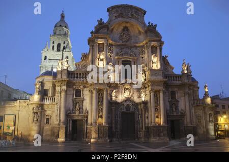 Spagna - La Huerta de Murcia (distretto) - Murcia. Murcia (capitale); Catedral y plaza del Cardenal Belluga; fachada / imafronte considerada n.a. obra maestra del barroco español (autor Jaime Bort). Foto Stock