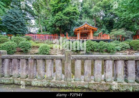 Percorso con molti rossi Torii a Nezu-Shrine, Yanaka, Taito-ku, Tokyo, Giappone Foto Stock