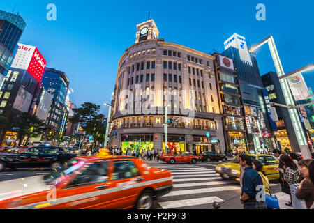 Incrocio con taxi presso Wako edificio in Ginza Chuo-ku, Tokyo, Giappone Foto Stock