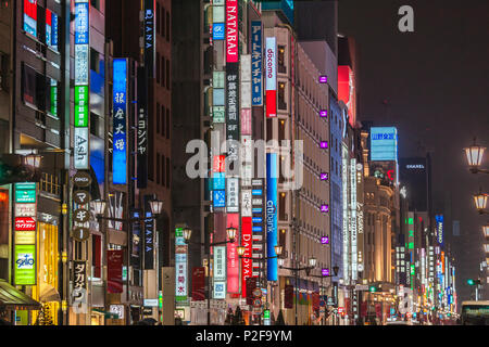 Luci di Ginza di notte, Chuo-ku, Tokyo, Giappone Foto Stock