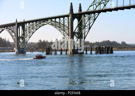 Una guardia costiera equipaggio barca dalla stazione Yaquina Bay, fuori di Newport, Ore., passare sotto il Yaquina Bay Bridge mentre per acquisire dimestichezza con il loro nuovo 29-piede Boat-Small risposta II, Sett. 15, 2016. Stazione Yaquina Bay e l'area di responsabilità si estende da Cape perpetua di Spencer Creek, per un totale di 27 miglia di costa. L'equipaggio risponde come molti come 590 di ricerca e salvataggio di casi per anno. Stati Uniti Coast Guard foto di Sottufficiali di prima classe Levi leggere. Foto Stock