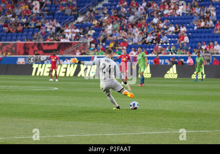 Harrison, NJ - Giugno 13, 2018: il portiere Stefan Frei (24) di Seattle sirene calci palla durante il normale gioco MLS contro New York Red Bulls in Red Bull Arena Red Bulls ha vinto 2 - 1 Foto Stock