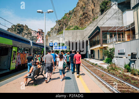 Cinque Terre, Italia - 16 Agosto 2016 : stazione FS di Manarola piattaforma turistica e persone Foto Stock