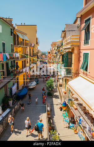 Cinque Terre, Italia - 16 Agosto 2016 : villaggio sul mare Manarola, gli edifici colorati e street Foto Stock