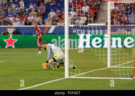 Harrison, NJ - Giugno 13, 2018: il portiere Stefan Frei (24) di Seattle con segnalatori acustici consente di risparmiare durante il normale gioco MLS contro New York Red Bulls in Red Bull Arena Red Bulls ha vinto 2 - 1 Foto Stock