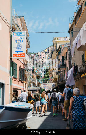 Cinque Terre, Italia - 16 Agosto 2016 : villaggio sul mare Manarola, colorati edifici e persone turistiche Foto Stock