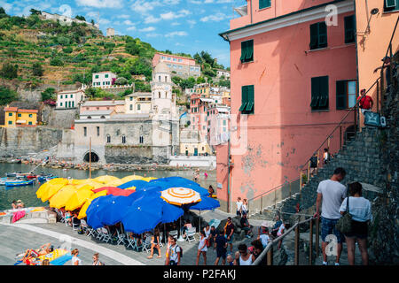 Cinque Terre, Italia - 16 Agosto 2016 : villaggio sul mare Vernazza, estate spiaggia e persone turistiche Foto Stock