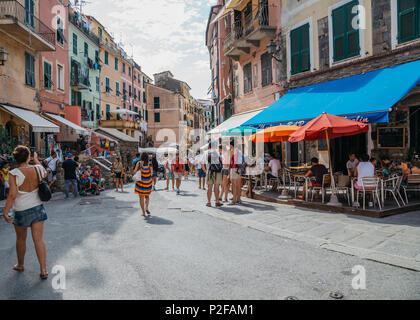 Cinque Terre, Italia - 16 Agosto 2016 : villaggio sul mare Vernazza street e persone turistiche Foto Stock