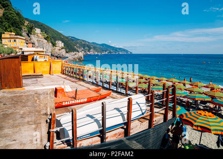 Cinque Terre, Italia - 16 Agosto 2016 : La spiaggia di Monterosso e ombrellone Foto Stock
