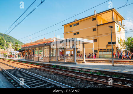 Cinque Terre, Italia - 16 Agosto 2016 : Stazione Ferroviaria Monterosso platform Foto Stock