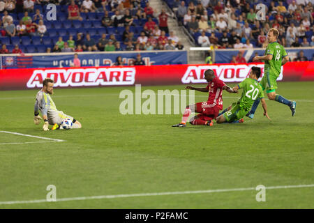 Harrison, NJ - Giugno 13, 2018: il portiere Stefan Frei (24) di Seattle con segnalatori acustici consente di risparmiare durante il normale gioco MLS contro New York Red Bulls in Red Bull Arena Foto Stock