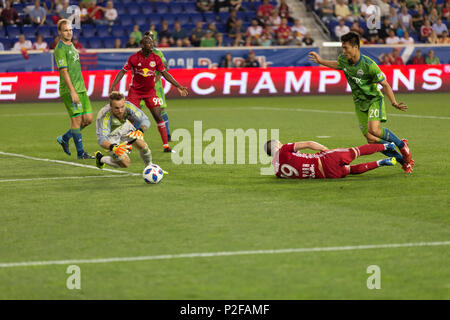 Harrison, NJ - Giugno 13, 2018: il portiere Stefan Frei (24) di Seattle con segnalatori acustici consente di risparmiare durante il normale gioco MLS contro New York Red Bulls in Red Bull Arena Foto Stock