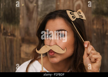 Giovane donna con baffi finti vestito come un uomo Foto stock - Alamy