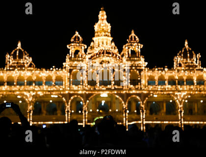 Mysore Palace night view (bokeh luce) di Mysore, India Foto Stock