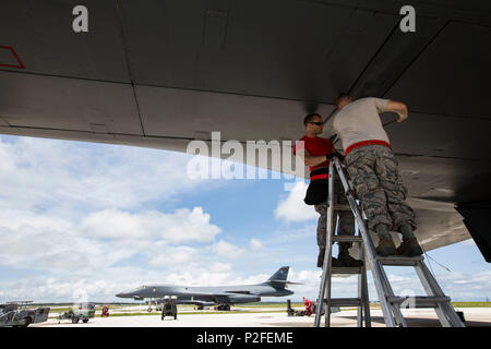 Da sinistra, Air Force degli aeromobili Sistemi di armamento tecnici con il trentaquattresimo Manutenzione aeromobili unità, Senior Airman Tyler Taffner e Tech. Sgt. Narley Wright tenta di aprire bomb bay porte su un B-1 Lancer durante l'esercizio Valiant scudo 16 presso Andersen Air Force Base, Guam sett. 16, 2016. Aeromobili sistemi di armamento tecnici mantenere armi attraverso il processo di scaricamento e caricamento delle munizioni sul velivolo per assicurare la disponibilità operativa. VS16 è una biennale, U.S.-soltanto, la formazione sul campo di esercizio che si concentra sulla formazione congiunta con gli Stati Uniti Navy, Marine Corps e Air Force per aumentare l'interoperabilità Foto Stock