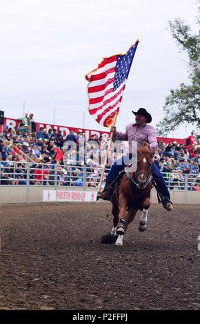 Un cavaliere porta la U.S. Bandiera durante il grand entry della Pendleton Round-Up, Sett. 17, in Pendleton, Oregon. Il Round-Up, che si è verificato ogni anno a partire dal 1910, ha tenuto il suo apprezzamento militare/Patriot giorno, frequentato da Oregon Brig. Gen. Steven Beach, Vice aiutante generale - esercito che ha detto, "è veramente un onore e il privilegio di vivere in un grande paese come gli Stati Uniti e il grande stato dell'Oregon. Quelli di noi in campo militare, e specialmente nella guardia nazionale, sentiamo il dovere di essere disposti e pronti ad alzarsi in piedi e difendere ciò che così tante persone abbiano wo Foto Stock