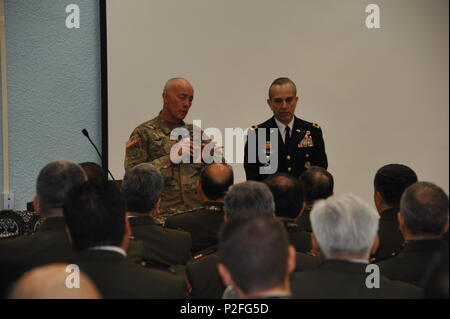 Lt. Gen. Charles D. Luckey, la xxxiii capo di esercito di riserva e 8 Comandante generale U.S. La riserva di esercito Comando, ha visitato la prima missione del comando di supporto, la sua non-allineati unità e Fort Buchanan, PR sul Sett. 15. Luckey giurò in Giugno 30, 2016 come i senior leader per quasi 200.000 Riserva di esercito di soldati in tutti i 50 Stati e territori degli Stati Uniti. Durante la sua visita, Lt. Gen. Luckey ha salutato la "Unione Pan-Americana de Oficiales de la Reserva de las Fuerzas Armadas' (UPORFA) leader durante il UPORFA Riunione annuale tenutasi presso la comunità Club sulla Fort Buchanan. Nel suo intervento ha sottolineato l'im Foto Stock