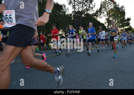 Isola di gelso Mezza Maratona partecipanti prendono fuori dalla linea di partenza a base comune Langley-Eustis, Virginia, Sett. 17, 2016. Mentre su un'installazione militare, la gara è stata aperta a atleti civili di rafforzare i legami con la comunità. (U.S. Air Force photo by Staff Sgt. Natascia Stannard/rilasciato) Foto Stock