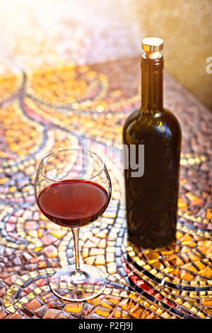 Vino rosso versato nel ristorante Foto Stock