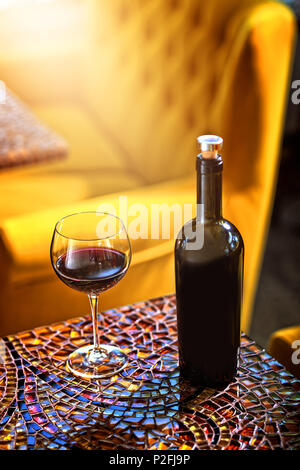 Vino rosso secco versata nel ristorante Foto Stock