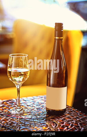 Vino bianco secco versata nel ristorante Foto Stock