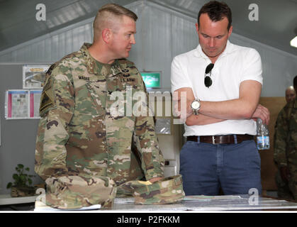 Col. Robert E. Lee Magee, comandante della terza brigata corazzate contro la squadra, 1a divisione di fanteria, sinistra, discute le sue operazioni con il Segretario dell'esercito Eric Fanning durante un tour sett. 19 a Camp Buehring in Kuwait. Fanning si è riunito con gli Stati Uniti Esercito di soldati centrale in tutto il Kuwait che sostenere le missioni in 20 paesi del Medio Oriente e Asia sud-ovest. (U.S. Esercito foto di Sgt. Brandon Hubbard) Foto Stock