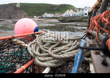 Le reti da pesca e gabbie nel villaggio di Staithes, North Yorkshire England Regno Unito Foto Stock