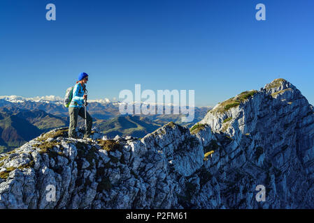 Donna escursionismo sul crinale con Grossvenediger in background, Nurracher Hoehenweg, Ulrichshorn, Loferer Steinberge gamma, Tirolo, Aust Foto Stock