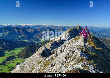 Donna escursionismo sul crinale con Grossvenediger in background, Nurracher Hoehenweg, Ulrichshorn, Loferer Steinberge gamma, Tirolo, Foto Stock