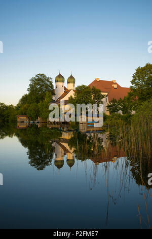 Monastero di Seeon e Lago di Seeon con la riflessione, Seeon-Seebruck, Chiemgau, Alta Baviera, Baviera, Germania Foto Stock