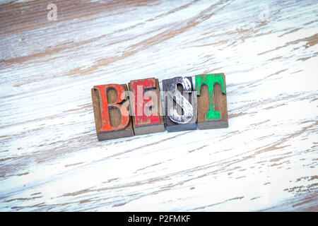 Migliori. Lettere di legno sulla scrivania in ufficio Foto Stock
