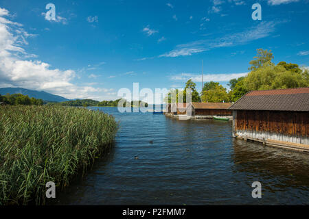 Case in barca sul lago Staffelsee, Seehausen, vicino a Murnau, Baviera, Germania Foto Stock