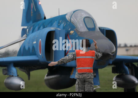 Senior Airman Donovan Boone, 374 Squadrone manutenzione avviso transitoria artigiano, esegue il marshalling di un Giappone Aria forza di autodifesa RF-4E Phantom a Yokota Air Base, Giappone, Sett. 16, 2016. Un JASDF RF-4E assegnato alla 501Tactical riconoscimento Squadron, Hyakuri Air Base, Giappone, ha viaggiato a Yokota a partecipare come un aeromobile display durante il 2016 Japanese-American amicizia Festival. (U.S. Air Force foto di Yasuo Osakabe/rilasciato) Foto Stock