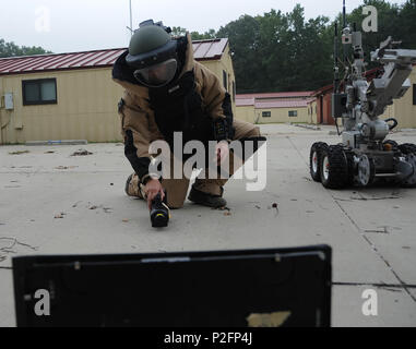 Il personale sergente Garrett amorose, secondo ingegnere civile Squadron l'eliminazione degli ordigni esplosivi volo team leader, utilizza una XRS-3 x-ray per identificare gli interni di una simulazione di esplosivi improvvisati dispositivo durante un esercizio a Barksdale Air Force Base, La., Sett. 6, 2016. Le immagini a raggi x sono quindi osservata su un computer per determinare il modo migliore per diffondere o distruggere. (U.S. Air Force foto/Airman 1. Classe Stuart luminoso) Foto Stock