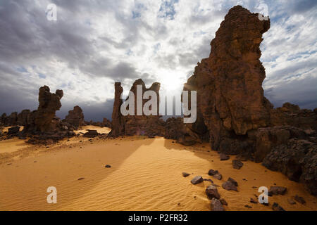 Deserto pietroso, Tassili Maridet, Libia, Africa Foto Stock