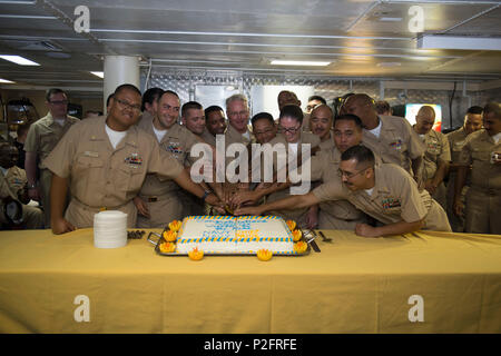 Oceano Pacifico (16 settembre 2016) - Comandante, Navale forze di superficie Vice Adm. Thomas S. Rowden, centro aiuta appena segnato chief sottufficiali tagliare una torta a Chiefs' Mess a bordo dell'assalto anfibio nave USS Makin Island (LHD 8). Rowden consegnato il suo commento durante la cerimonia di pinning, dove 17 Makin Island marinai imperniata sulla loro ancoraggi. Makin Island, il prodotto di punta della Makin Island anfibio gruppo pronto, sta conducendo la formazione integrata con l'undicesimo Marine Expeditionary Unit off costa Californiana Meridionale. (U.S. Foto di Marina di Massa Specialista comunicazione marinaio Devin M. L Foto Stock